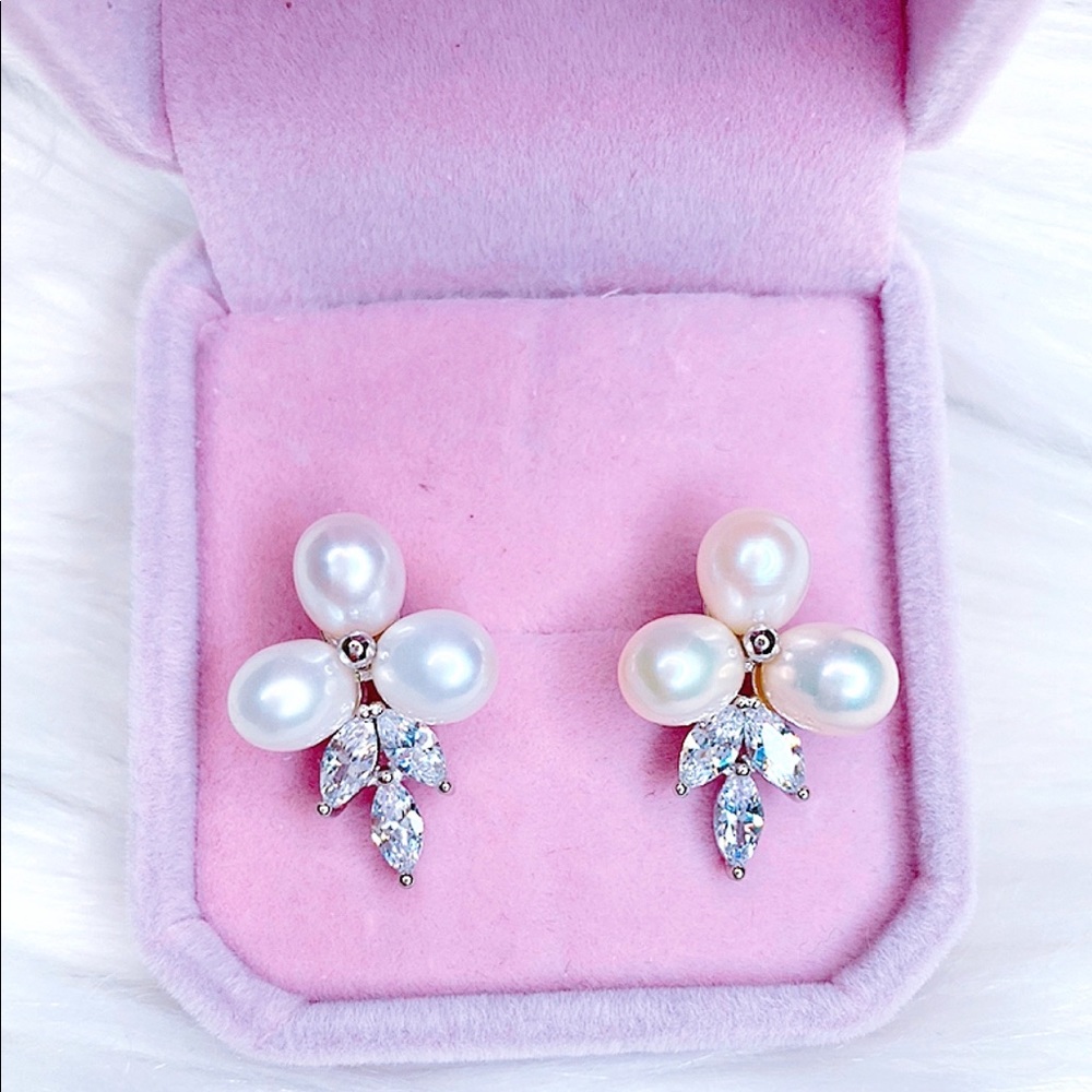 Classy pearl earrings